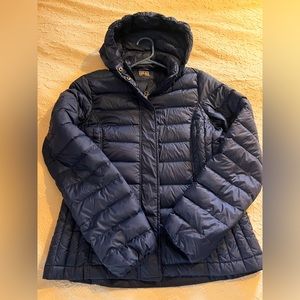 Ladies medium 32 degrees Heat navy blue fold up puffer jacket. Lightweight